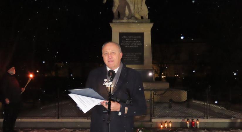 A polgármester nagyapja is a doni pokolban veszett oda, Kapuváron emlékeztek a hősökre - fotók, videó