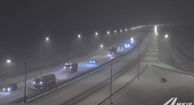 Hókotrókat előztek az autópályán