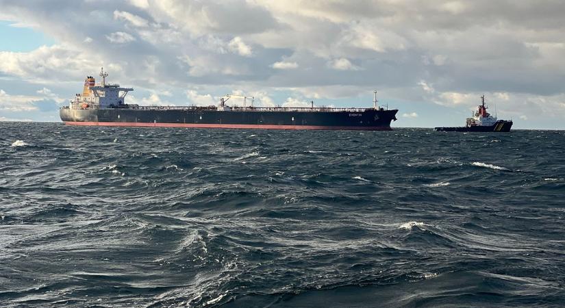 BRÉKING: Azonosítatlan drónok csapódtak be görög olajszállító hajókba