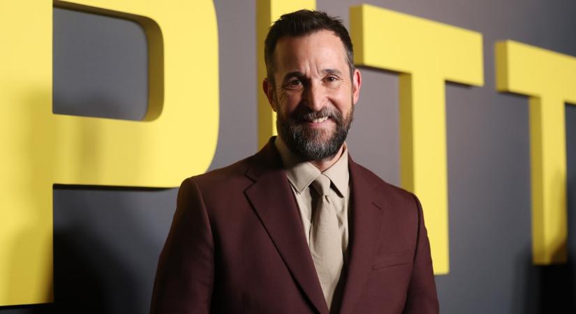 Kedves képet osztott meg Noah Wyle – A Golden Globe mellé családjától is kapott egy díjat