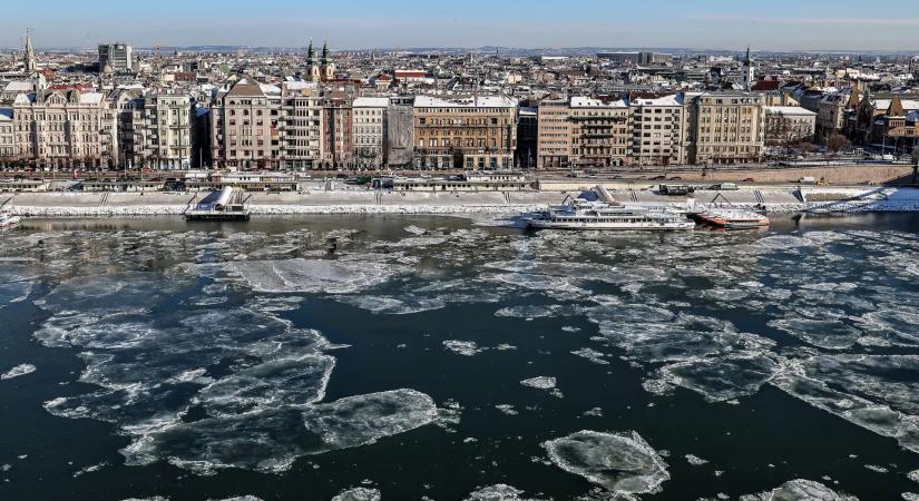 Jégtörő hajót vetettek be a Dunán a kikötők megközelítéséért - videó