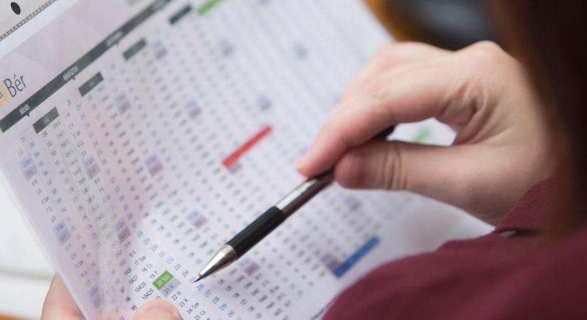 Egyszerre érkezik a két támogatás, tízezreket érint a határidő