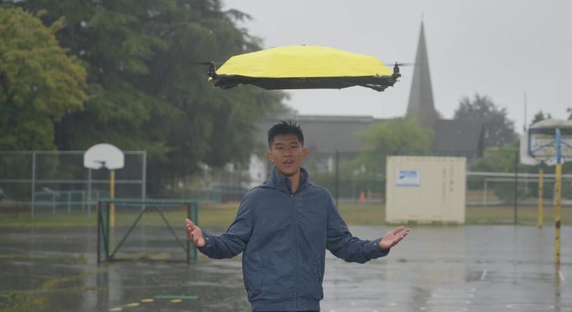 Megcsinálták, működik: itt a repülő esernyő, ami még követi is az embert – videó
