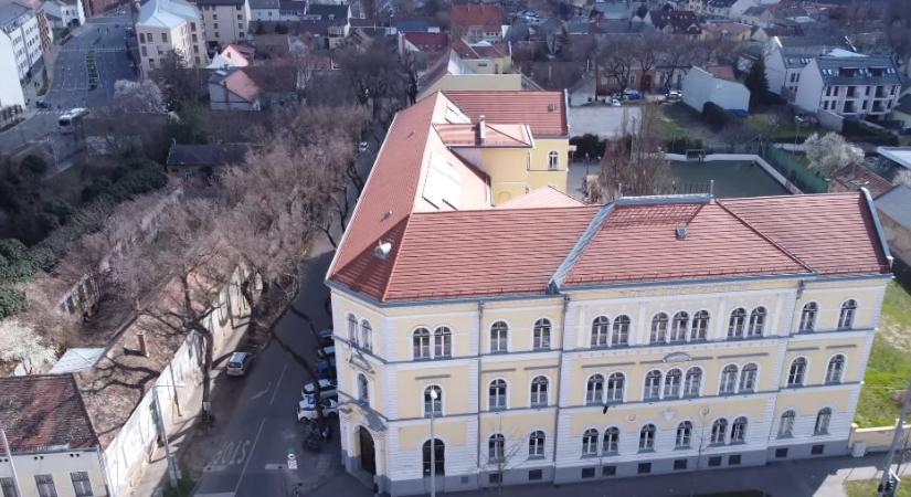 Evakuálni kellett az ország egyik legerősebb gimnáziumát