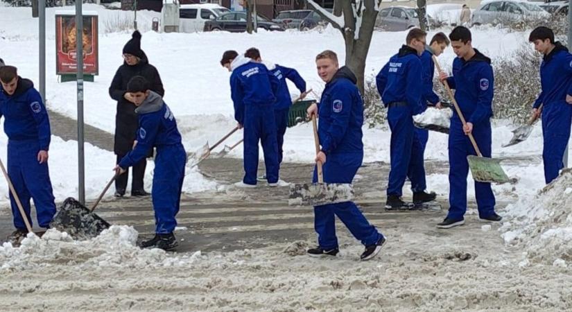 Stramm gyerekek a hóban – diákok álltak helyt a rendkívüli időjárásban (videóval)