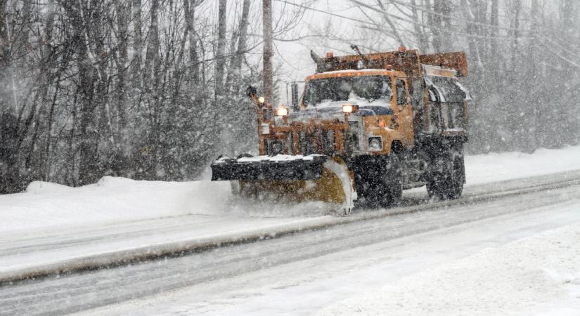 Őrült manőver a jeges autópályán: videón az előzés, kész csoda, hogy ebből nem lett nagyobb baj