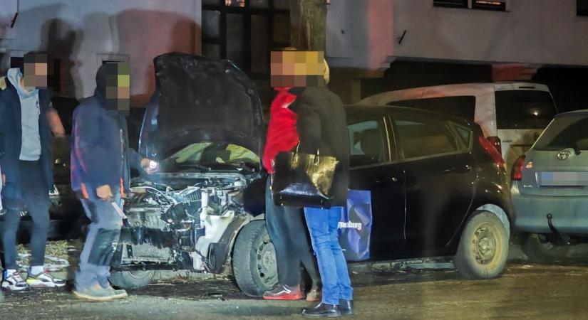 Rendőrök a helyszínen: Stop táblánál ütközött két autó Szombathelyen - fotók