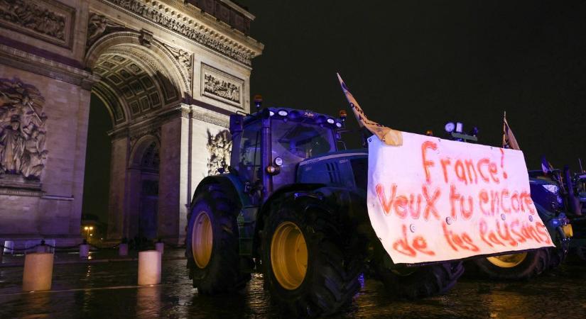 Traktorok százai özönlötték el Párizst, teljes a pánik