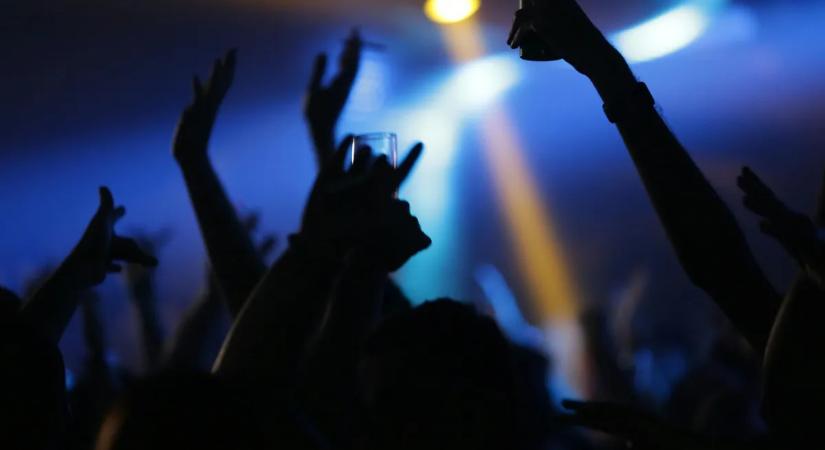 Mindenki ledöbbent! Meztelen fotók kerültek ki az internetre a sztár énekesről