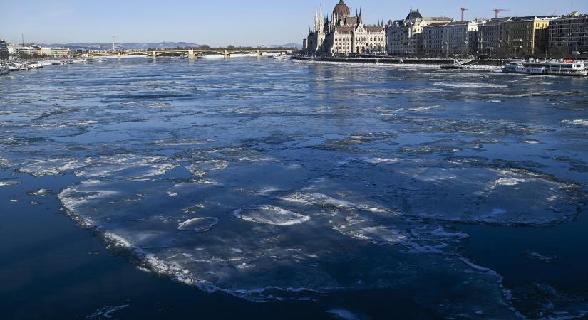 Valaki a Duna közepén, a jégen álldogált a Margit híd alatt