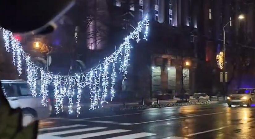 Leszakadt az újévi díszkivilágítás Belgrádban, leállt a buszközlekedés