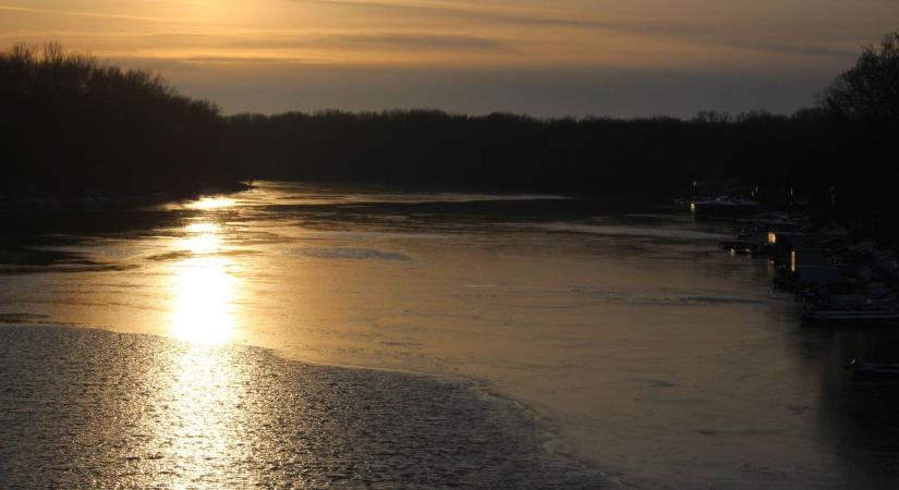 Jégvarázs a Tisza-tónál: mesebeli tájat alkotott a tél Poroszlón  fotók, videó