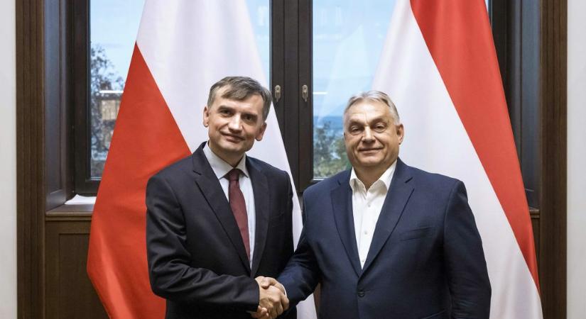 Megosztja a lengyeleket, hogy Orbánék védőernyőt tartanak a megvádolt politikusaik fölé