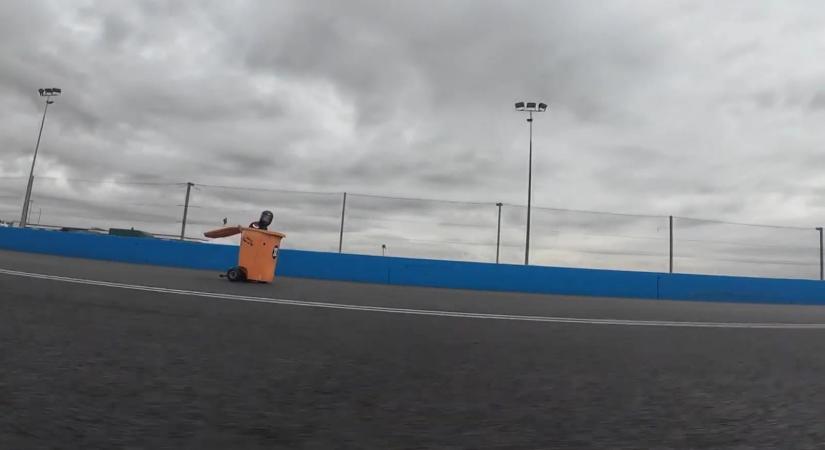 Videón a száguldó szemeteskuka, amely akár már több mint százzal is tud repeszteni