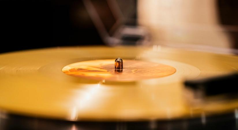 Presser Gábor 53 év után először tarthatta kezében az LGT letiltott aranylemezét