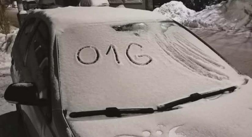 Azért ment a rendőrségre feljelentést tenni a fideszes jelölt, mert valaki O1G-t rajzolt a havas szélvédőjére