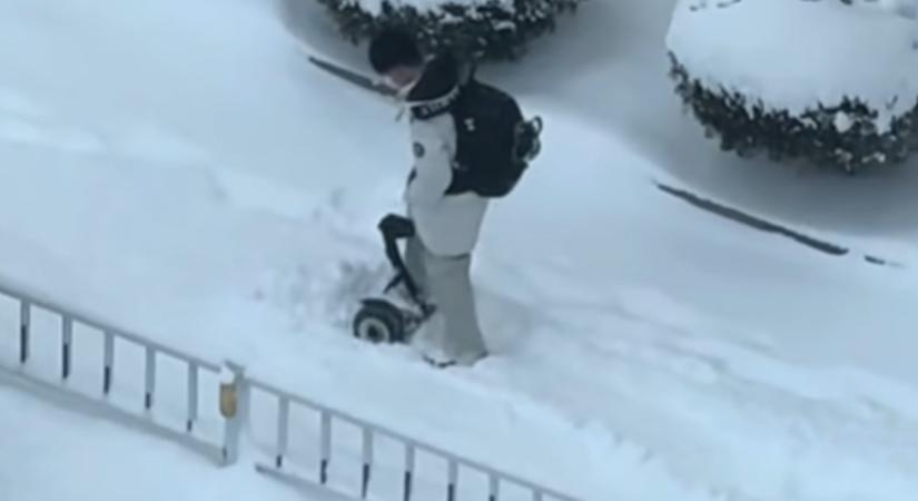 Egy rolleres heroikus küzdelme a hóval szépen mutatja be, hol tart a világ