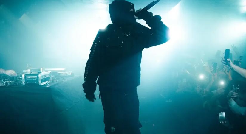 Ő lehet a rapzene új királya, pedig még az arcát sem láttuk