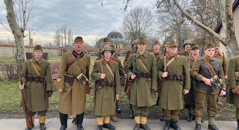 Emlékmenettel és háromnapos rendezvénnyel tisztelegnek a doni hősök előtt a debreceni katonai iskola növendékei
