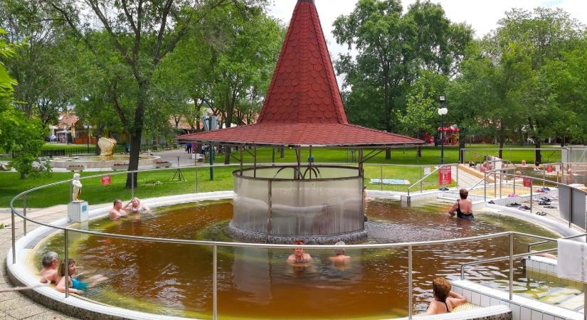 Egy kevéssé ismert trükk a gyógyfürdőkben, amely kíméletesen javíthatja a térd állapotát