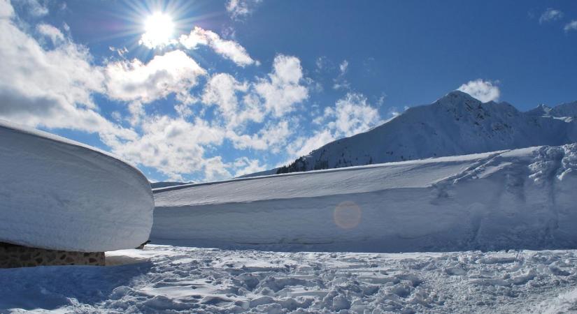 Japán, ahol a tél nem viccel: hófalak és rekordok nyomában