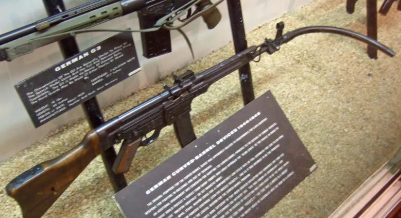 A világháború végén a nácik végső elkeseredésükben kifejlesztették a puskát, ami kanyarban tudott lőni