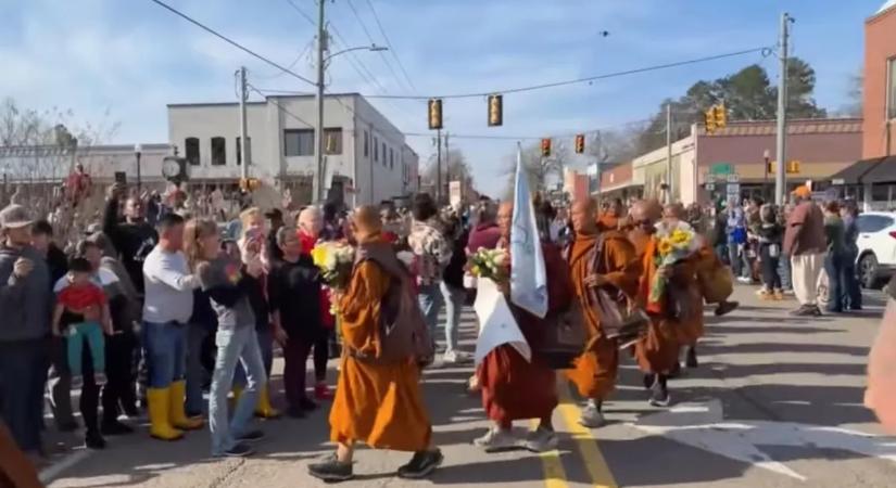 Csendben indultak több ezer kilométeres útjukra, most milliók figyelik őket