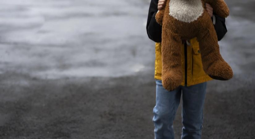 Egyedül az éjszakában: hajnalban találtak rá egy kislányra Esztergom utcáin