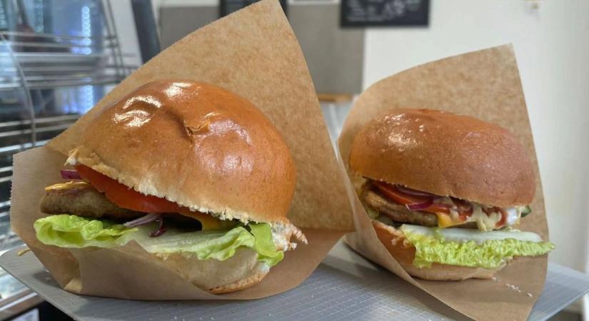 Gyerekkorodba repít vissza a Rábaköz kedvelt falatozójának retro hambija - fotók