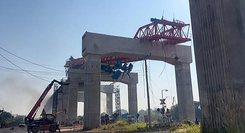 Vonatra dőlt egy daru Thaiföldön, a balesetben huszonkét ember veszítette életét