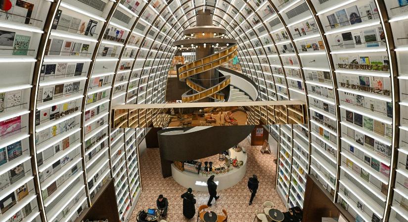 Könyvhalommal szelfizők