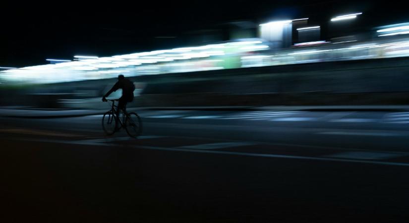 Éjszaka, fekete ruhában, kivilágítatlanul biciklizni? Nem olyan jó ötlet... – videó