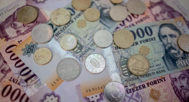 Rekordpénz van a számlákon, mégis ezermilliárd forintról mond le a lakosság