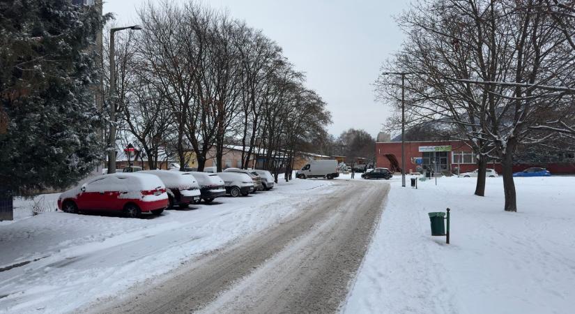 Csendesebben indult a reggel, de továbbra is fokozott figyelemre van szükség az utakon