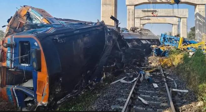 Hihetetlen vasúti tragédia történt Thaiföldön, egy daru rádőlt egy mozgó vonatra, az kisiklott és kigyulladt