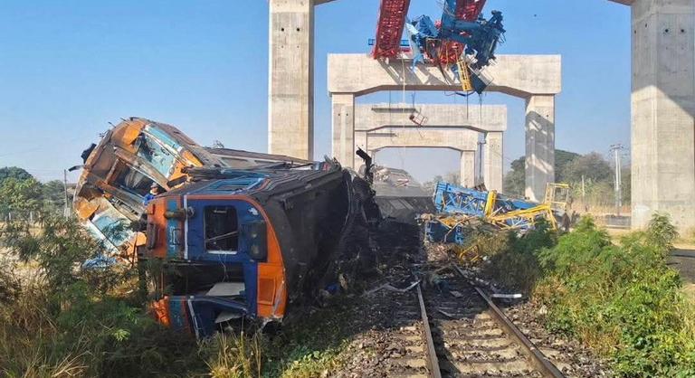 Daru zuhant egy mozgó vonatra Thaiföldön, legalább 22-en meghaltak