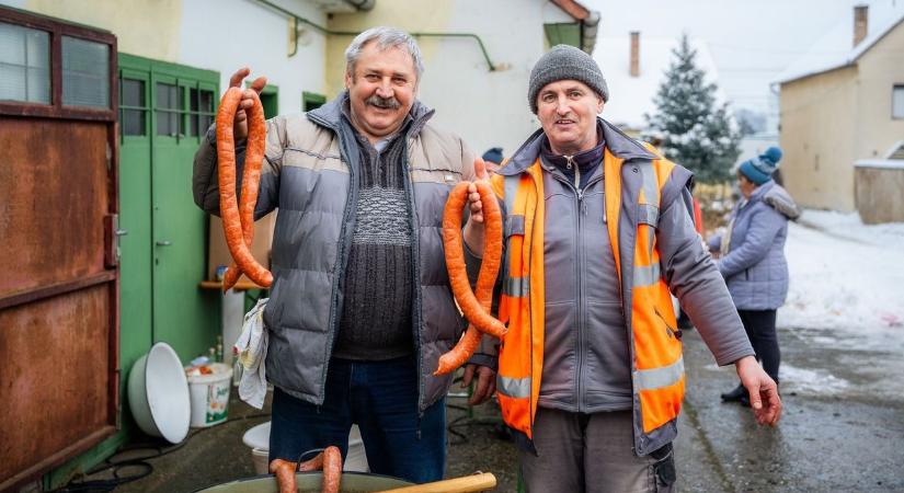 Jókedv, kolbász, forralt bor, így telt a székely disznóvágás Bonyhádon (fotók)