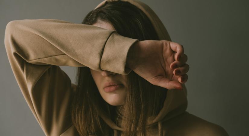 Reflektorfény effektus – avagy miért hisszük, hogy többen néznek minket, mint valójában?