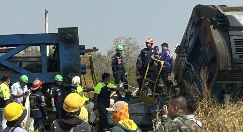 Mozgó vonatra borult egy építési daru Thaiföldön, 22 halott