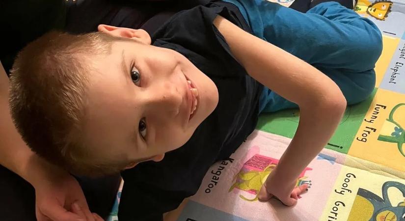 "Úgy éreztem egy újabb csatát veszítettünk el" - SMA Tomikára ismét műtét vár