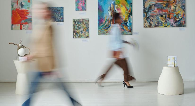 "Az anyag válasza" c. kiállítás és Pécsi Country Táncház is várja az érdeklődőket