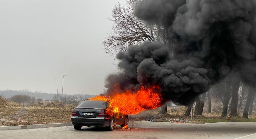 Elakadt a hóban, aztán kigyulladt egy autó