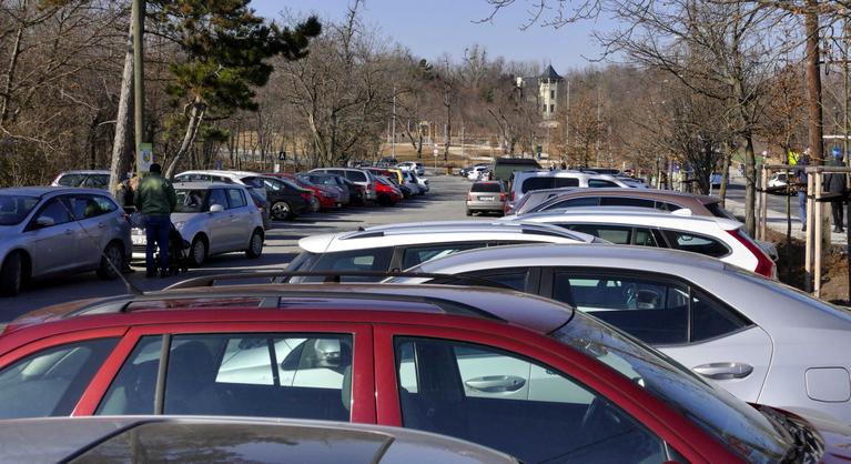 Loppert Dániel szerint a buszjáratok sűrítése nélkül emelnék meg a parkolási díjakat a Normafánál