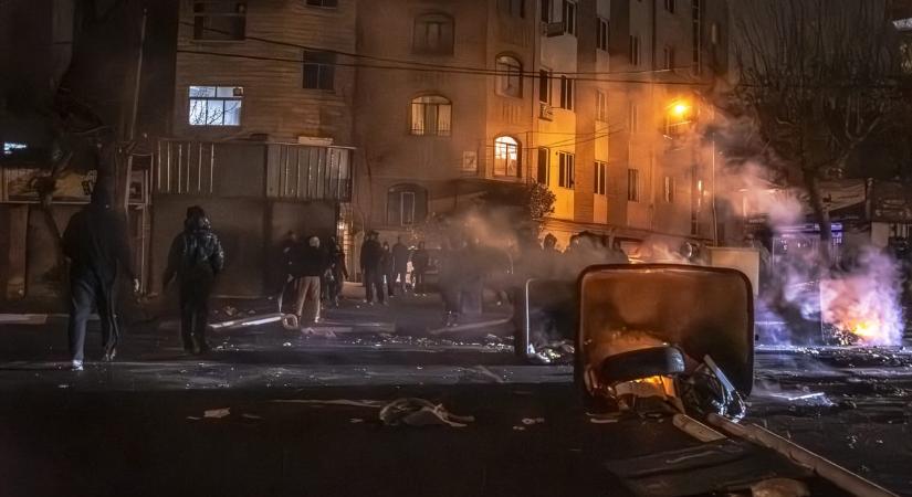HRANA: több mint 2500 halottja van az iráni tüntetéseknek, gyerekek is vannak az áldozatok között