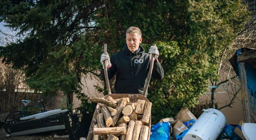 Választás 2026: Orbán Viktor és Magyar Péter is tűzifával kampányol