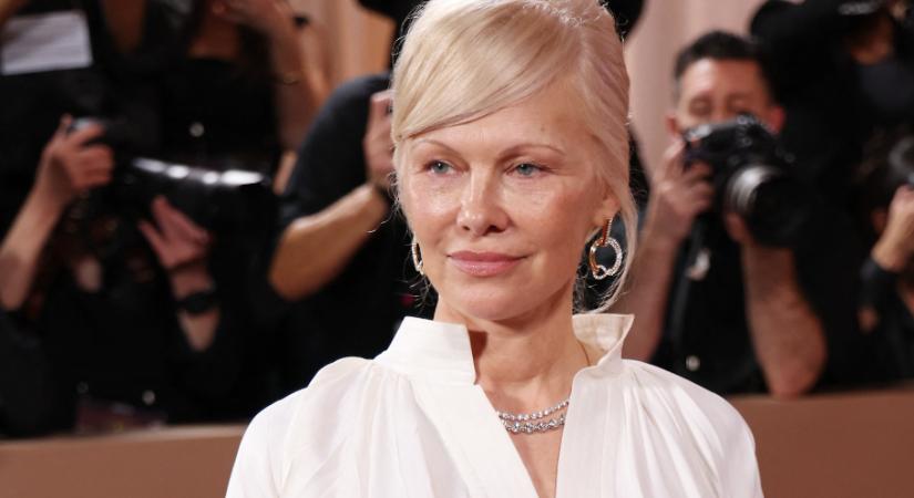 Ismét platinaszőkén jelent meg Pamela Anderson, és ettől mindenkinek elakadt a lélegzete