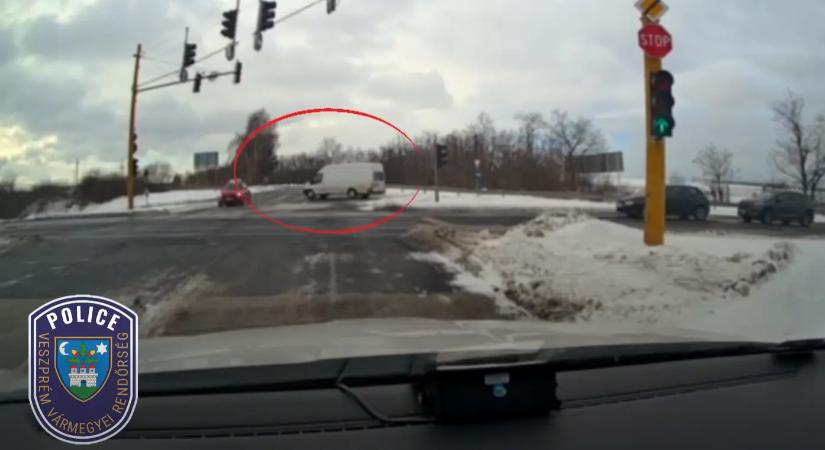 Kicselezte a piros lámpát: kitalálod, milyen autó kapott épp zöldet?