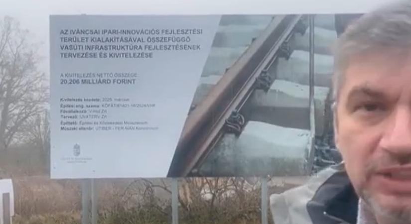 Hadházy: Mészáros Lőrinc 20 milliárdért épít 5 kilométernyi vasúti sínt az alig működő iváncsai akkugyárhoz