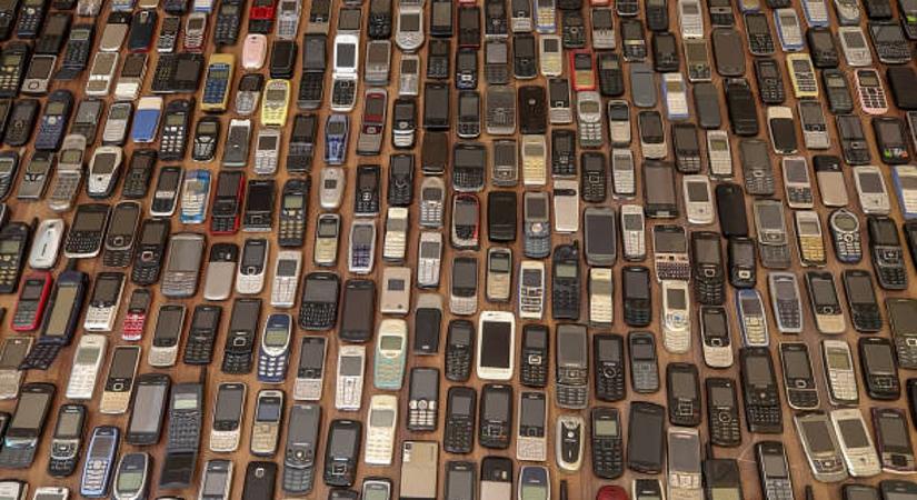 A fiók mélyén porosodnak, pedig aranyat érhetnek ezek a mobilok