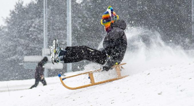 Figyelmeztetést adott ki a Bethesda Gyermekkórház, így vezethet a szánkózás csigolyatöréshez